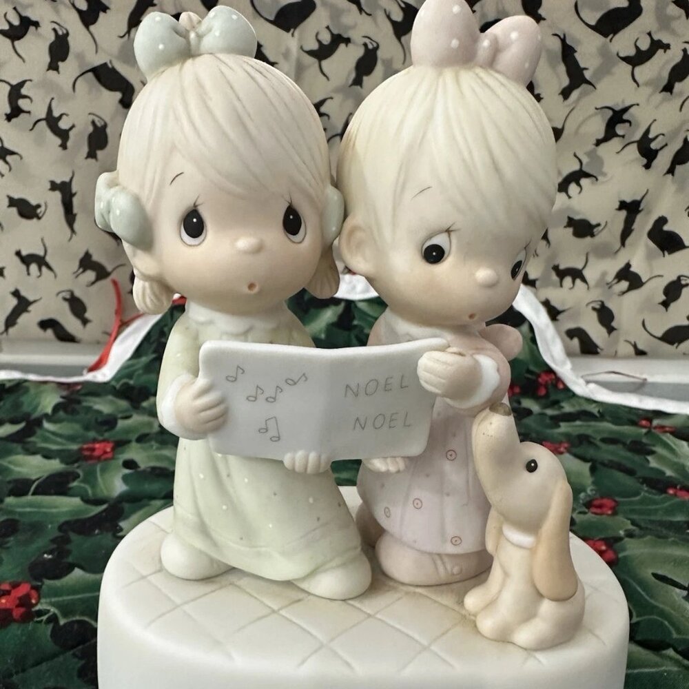 Precious Moments Wishing You Merry Christmas Music Box Choir with Dog 1984